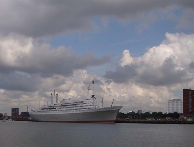 Voormalig cruiseschip ss Rotterdam van de Holland America Line aan de kade in Katendrecht in Rotterdam